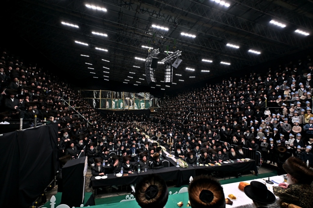 בלונדון חנכו את בניין תלמוד תורה ויז'ניץ בשילוב הכנסת ס"ת בלונדון חנכו את בניין תלמוד תורה ויז'ניץ בשילוב הכנסת ס"ת