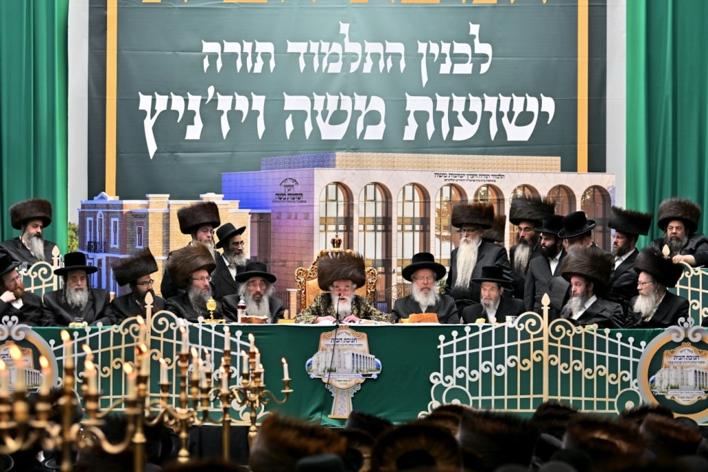 בלונדון חנכו את בניין תלמוד תורה ויז'ניץ בשילוב הכנסת ס"ת בלונדון חנכו את בניין תלמוד תורה ויז'ניץ בשילוב הכנסת ס"ת