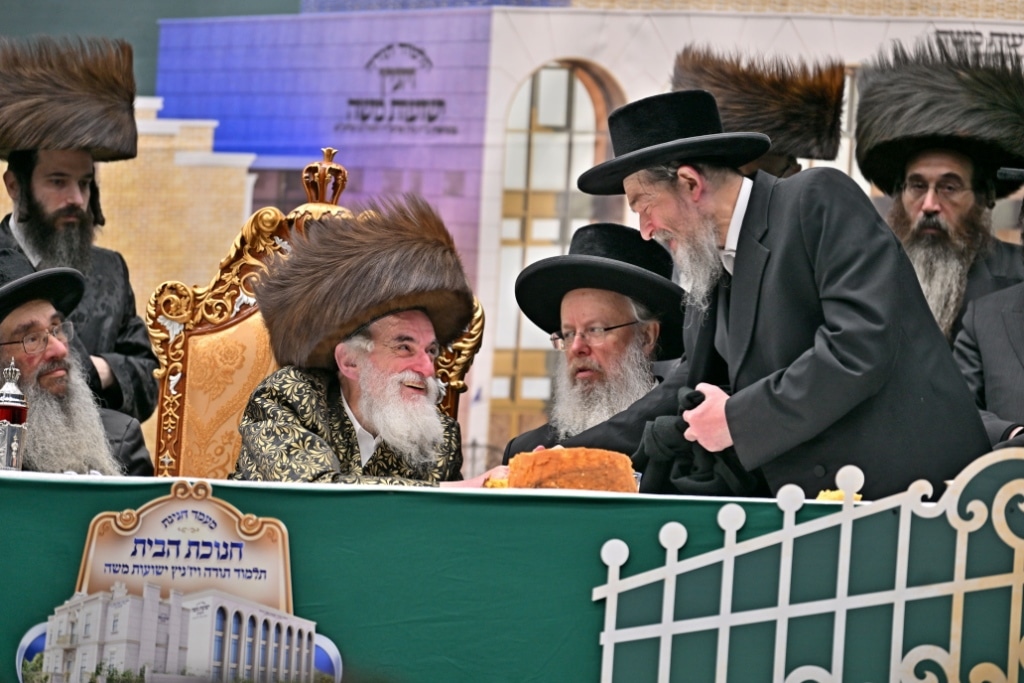 בלונדון חנכו את בניין תלמוד תורה ויז'ניץ בשילוב הכנסת ס"ת בלונדון חנכו את בניין תלמוד תורה ויז'ניץ בשילוב הכנסת ס"ת