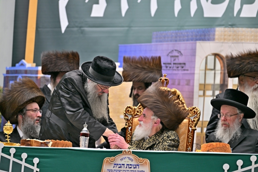 בלונדון חנכו את בניין תלמוד תורה ויז'ניץ בשילוב הכנסת ס"ת בלונדון חנכו את בניין תלמוד תורה ויז'ניץ בשילוב הכנסת ס"ת