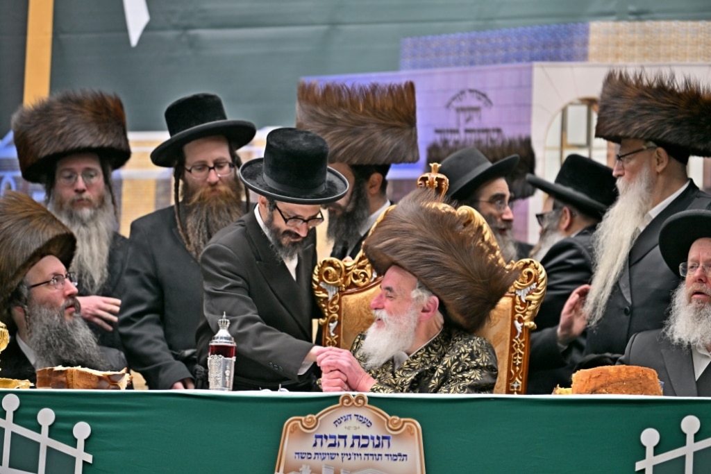 בלונדון חנכו את בניין תלמוד תורה ויז'ניץ בשילוב הכנסת ס"ת בלונדון חנכו את בניין תלמוד תורה ויז'ניץ בשילוב הכנסת ס"ת