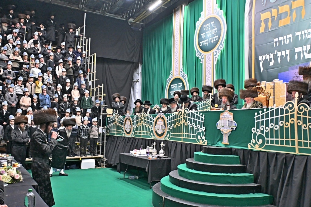 בלונדון חנכו את בניין תלמוד תורה ויז'ניץ בשילוב הכנסת ס"ת בלונדון חנכו את בניין תלמוד תורה ויז'ניץ בשילוב הכנסת ס"ת