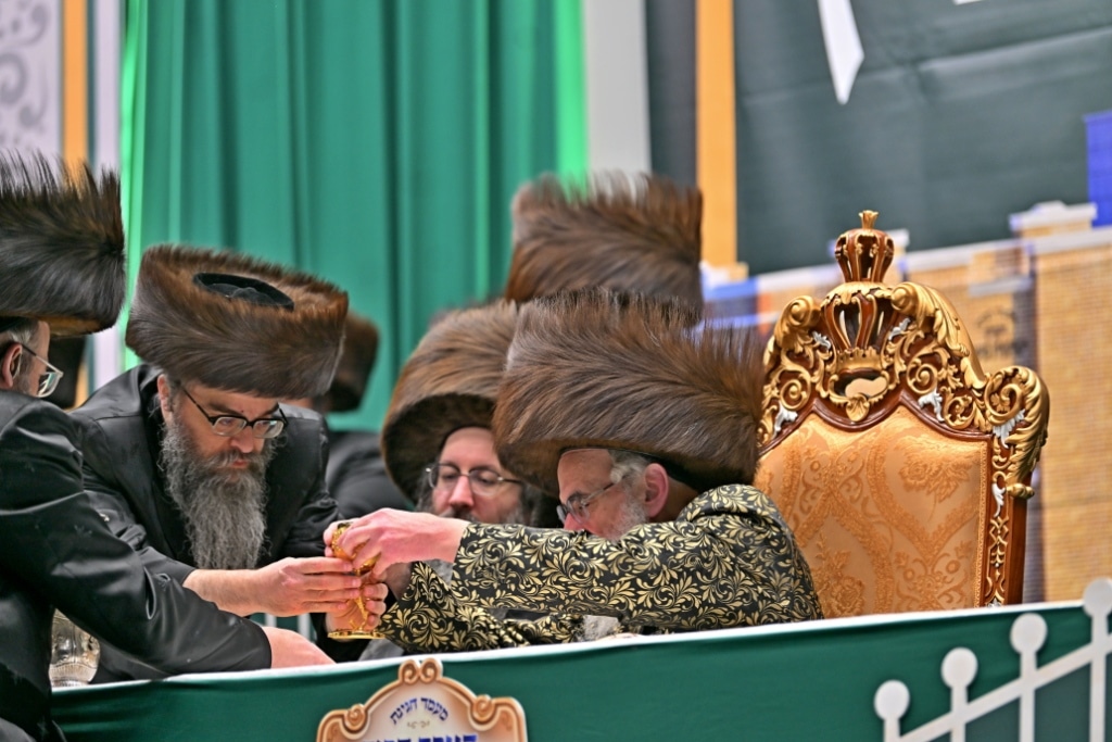 בלונדון חנכו את בניין תלמוד תורה ויז'ניץ בשילוב הכנסת ס"ת בלונדון חנכו את בניין תלמוד תורה ויז'ניץ בשילוב הכנסת ס"ת