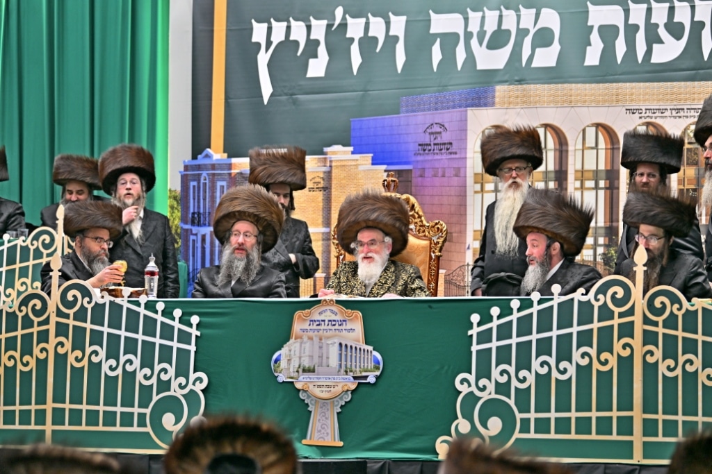 בלונדון חנכו את בניין תלמוד תורה ויז'ניץ בשילוב הכנסת ס"ת בלונדון חנכו את בניין תלמוד תורה ויז'ניץ בשילוב הכנסת ס"ת