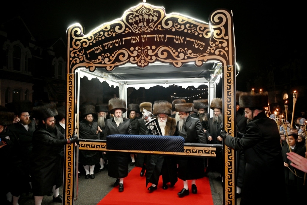 בלונדון חנכו את בניין תלמוד תורה ויז'ניץ בשילוב הכנסת ס"ת בלונדון חנכו את בניין תלמוד תורה ויז'ניץ בשילוב הכנסת ס"ת