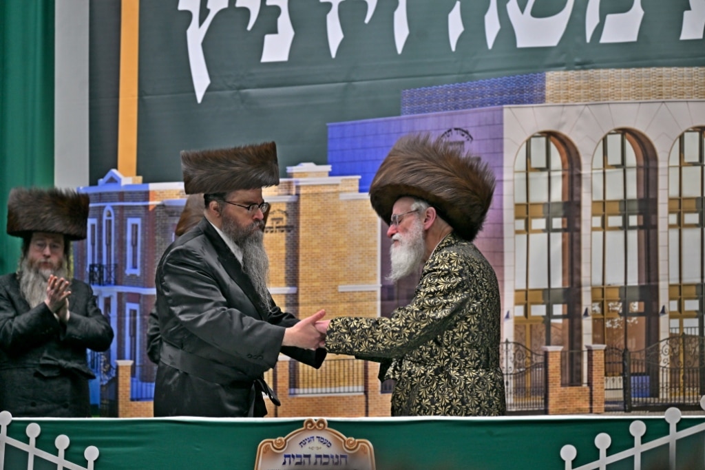 בלונדון חנכו את בניין תלמוד תורה ויז'ניץ בשילוב הכנסת ס"ת בלונדון חנכו את בניין תלמוד תורה ויז'ניץ בשילוב הכנסת ס"ת