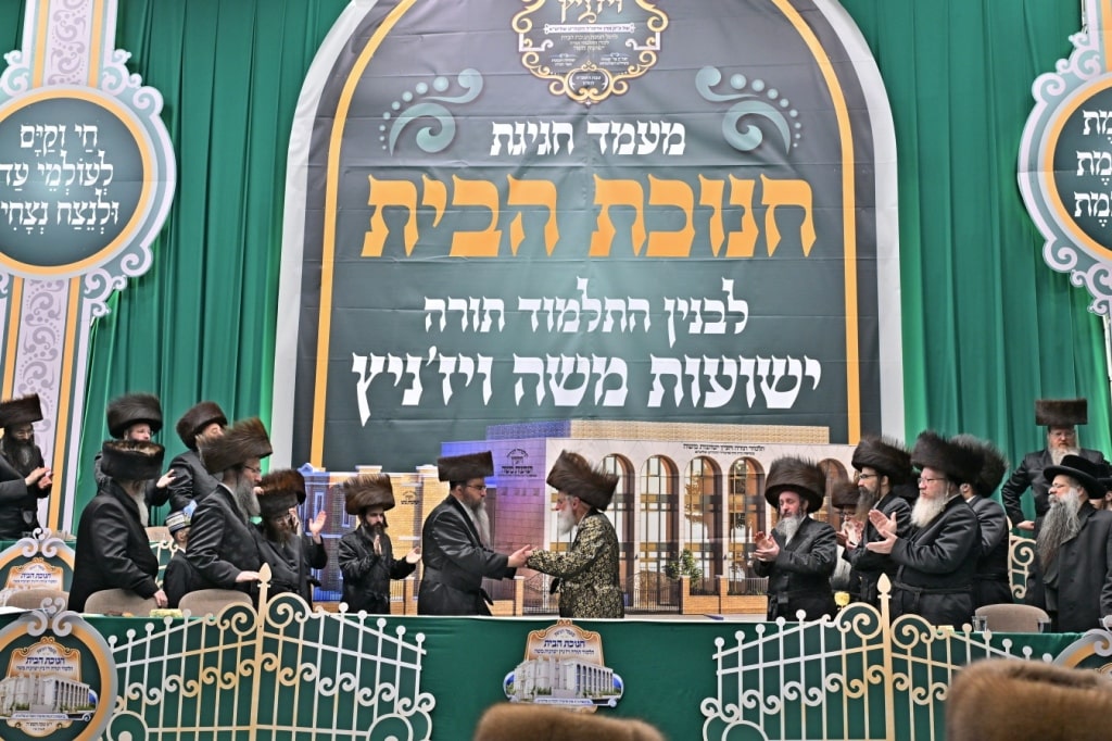 בלונדון חנכו את בניין תלמוד תורה ויז'ניץ בשילוב הכנסת ס"ת בלונדון חנכו את בניין תלמוד תורה ויז'ניץ בשילוב הכנסת ס"ת