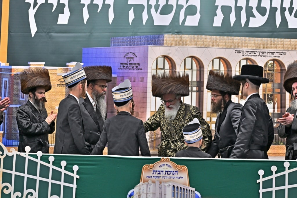 בלונדון חנכו את בניין תלמוד תורה ויז'ניץ בשילוב הכנסת ס"ת בלונדון חנכו את בניין תלמוד תורה ויז'ניץ בשילוב הכנסת ס"ת