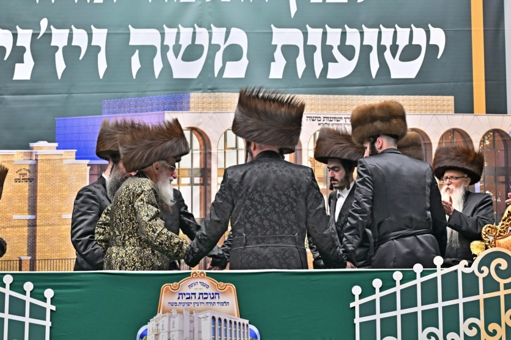 בלונדון חנכו את בניין תלמוד תורה ויז'ניץ בשילוב הכנסת ס"ת בלונדון חנכו את בניין תלמוד תורה ויז'ניץ בשילוב הכנסת ס"ת