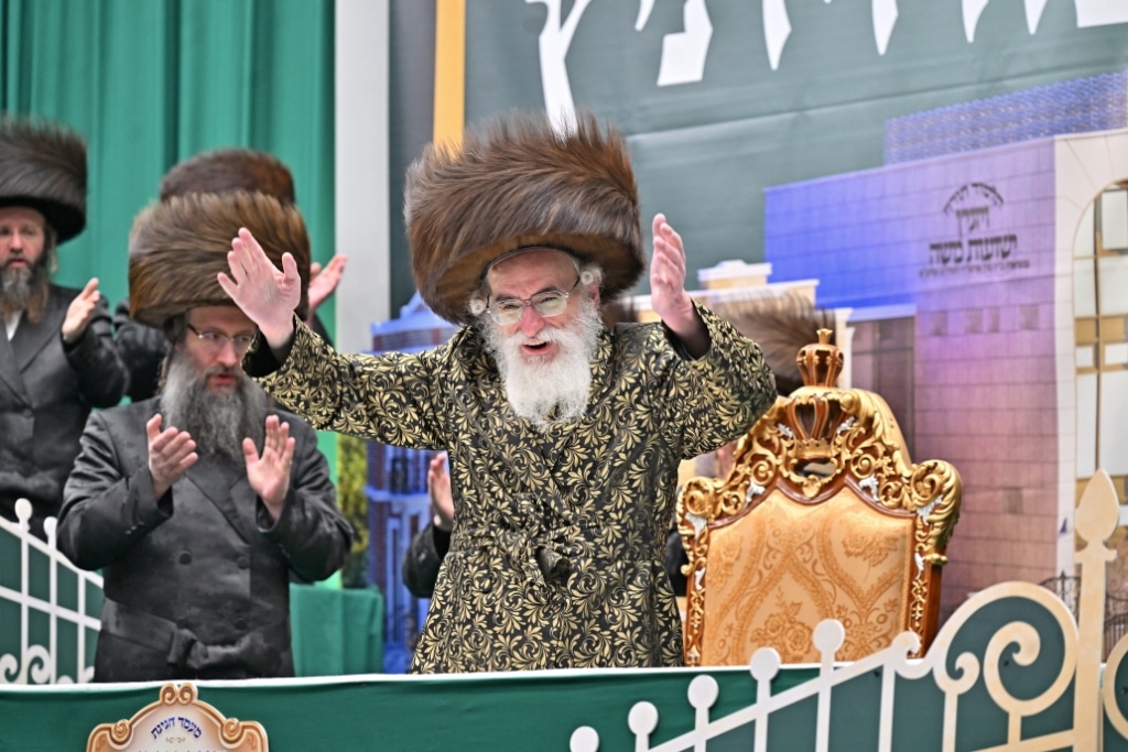 בלונדון חנכו את בניין תלמוד תורה ויז'ניץ בשילוב הכנסת ס"ת בלונדון חנכו את בניין תלמוד תורה ויז'ניץ בשילוב הכנסת ס"ת