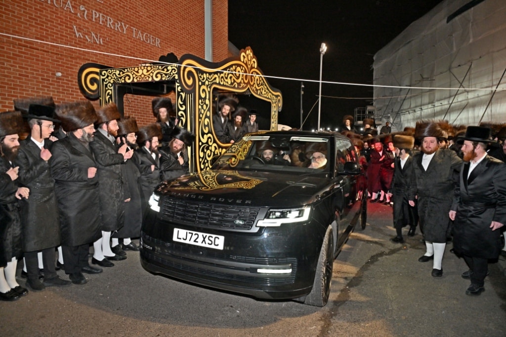 בלונדון חנכו את בניין תלמוד תורה ויז'ניץ בשילוב הכנסת ס"ת בלונדון חנכו את בניין תלמוד תורה ויז'ניץ בשילוב הכנסת ס"ת