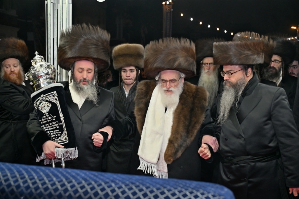 בלונדון חנכו את בניין תלמוד תורה ויז'ניץ בשילוב הכנסת ס"ת בלונדון חנכו את בניין תלמוד תורה ויז'ניץ בשילוב הכנסת ס"ת