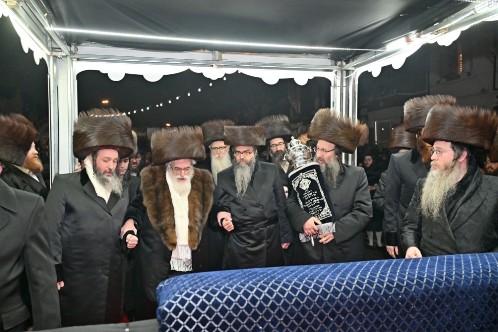 בלונדון חנכו את בניין תלמוד תורה ויז'ניץ בשילוב הכנסת ס"ת בלונדון חנכו את בניין תלמוד תורה ויז'ניץ בשילוב הכנסת ס"ת