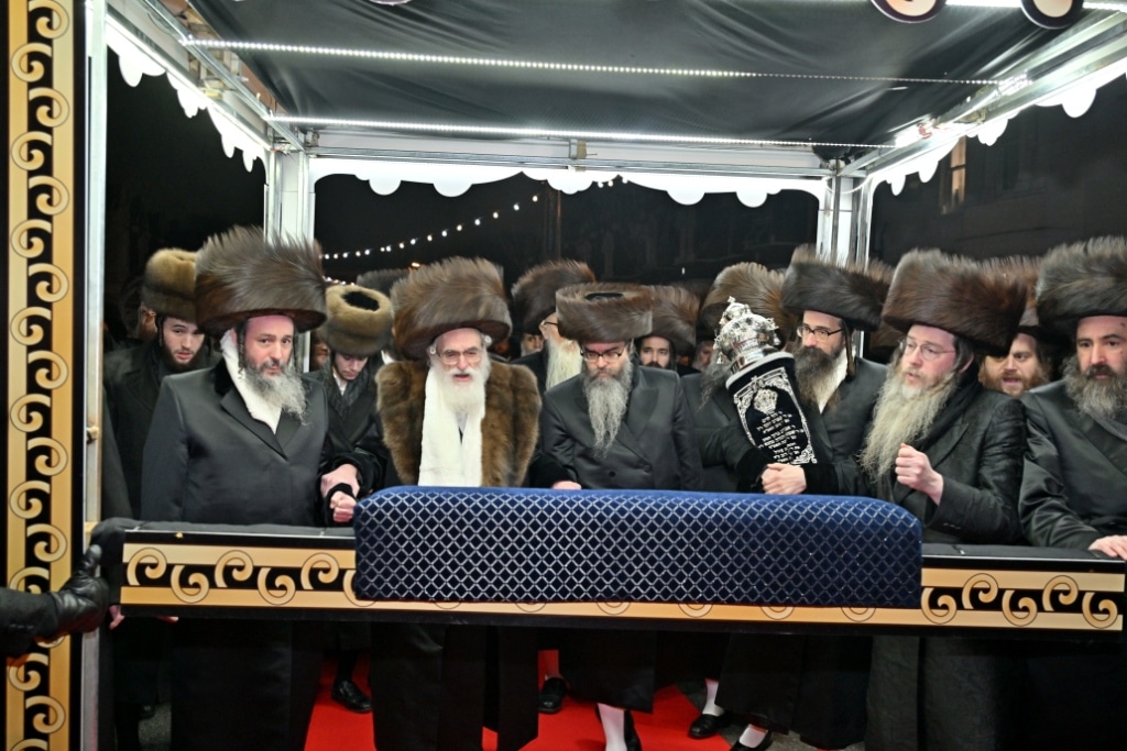 בלונדון חנכו את בניין תלמוד תורה ויז'ניץ בשילוב הכנסת ס"ת בלונדון חנכו את בניין תלמוד תורה ויז'ניץ בשילוב הכנסת ס"ת