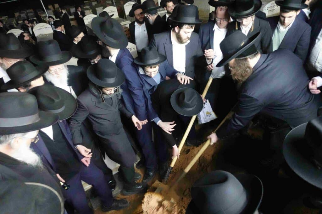 שרידה לדור דעה: אלפים ליוו למנוחות את הרבנית ברגמן ע"ה