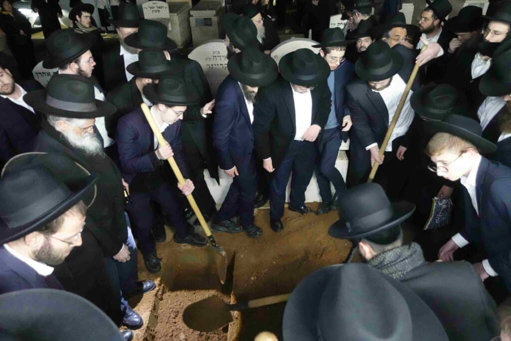 שרידה לדור דעה: אלפים ליוו למנוחות את הרבנית ברגמן ע"ה