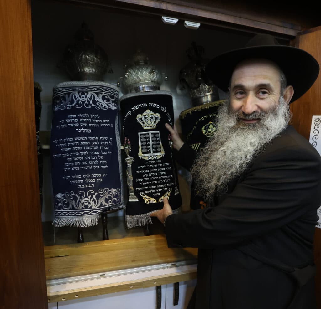 הזוכה בהגרלת יד לאחים הכניס את ס"ת להיכל הישיבה שדרכה חזר בתשובה הזוכה בהגרלת יד לאחים הכניס את ס"ת להיכל הישיבה שדרכה חזר בתשובה