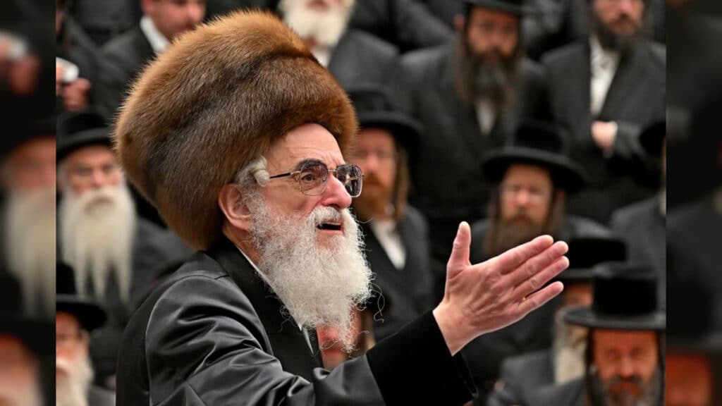 תיעוד ענק: אלפי חסידים בהדלקת נרות בחצר הקודש ויז'ניץ