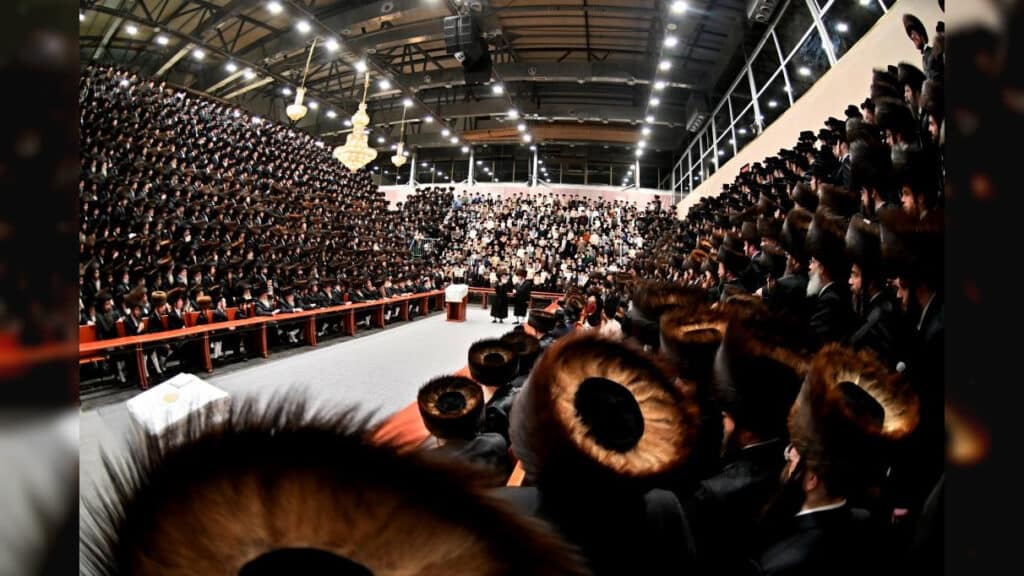 תיעוד ענק: אלפי חסידים בהדלקת נרות בחצר הקודש ויז'ניץ