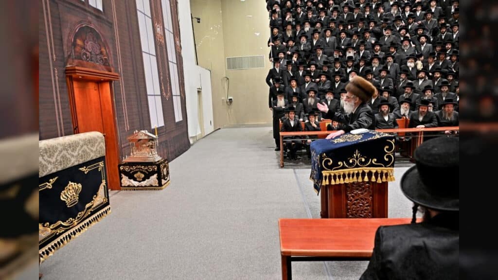 תיעוד ענק: אלפי חסידים בהדלקת נרות בחצר הקודש ויז'ניץ