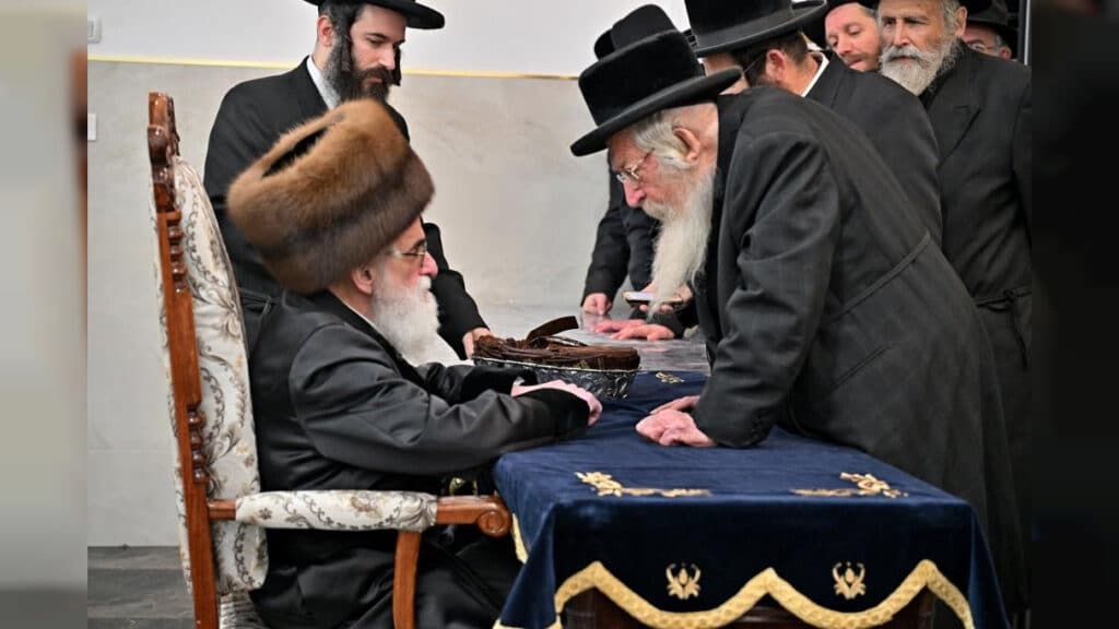 תיעוד ענק: אלפי חסידים בהדלקת נרות בחצר הקודש ויז'ניץ