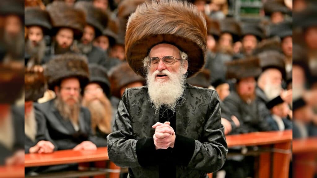 תיעוד ענק: אלפי חסידים בהדלקת נרות בחצר הקודש ויז'ניץ