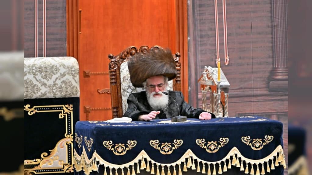 תיעוד ענק: אלפי חסידים בהדלקת נרות בחצר הקודש ויז'ניץ