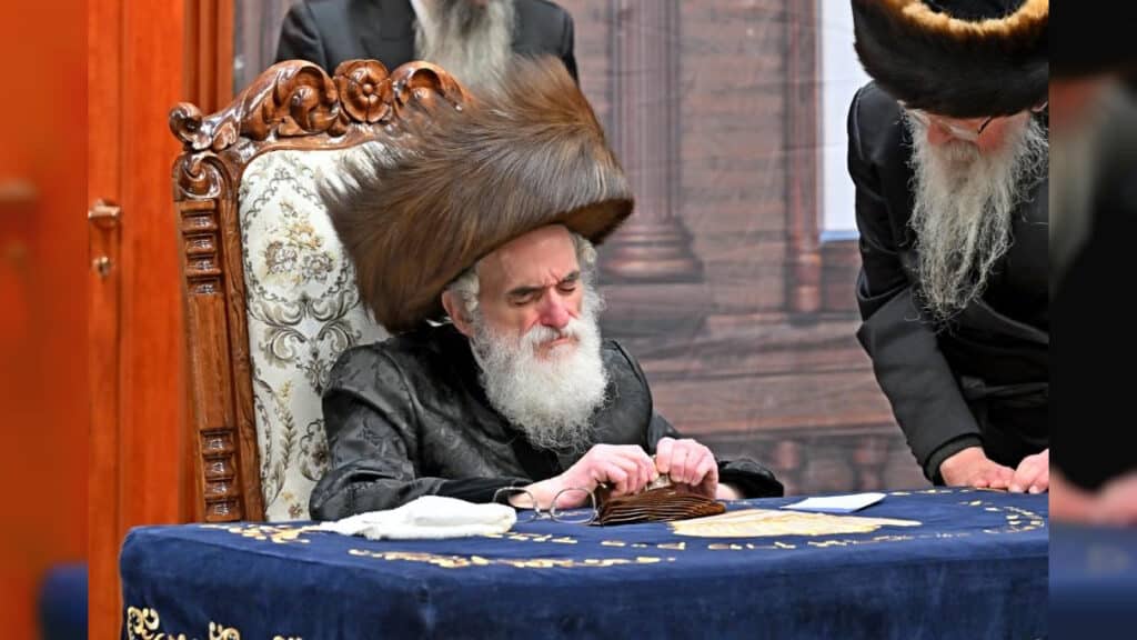 תיעוד ענק: אלפי חסידים בהדלקת נרות בחצר הקודש ויז'ניץ