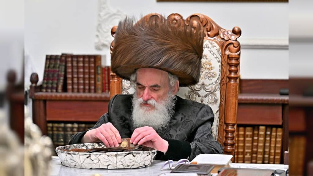 תיעוד ענק: אלפי חסידים בהדלקת נרות בחצר הקודש ויז'ניץ