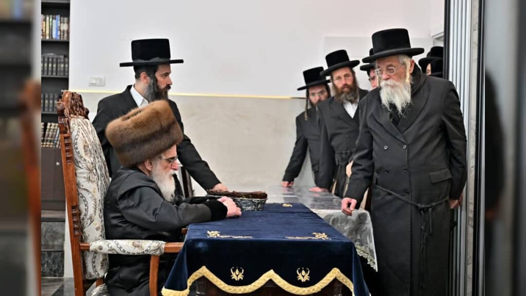 תיעוד ענק: אלפי חסידים בהדלקת נרות בחצר הקודש ויז'ניץ