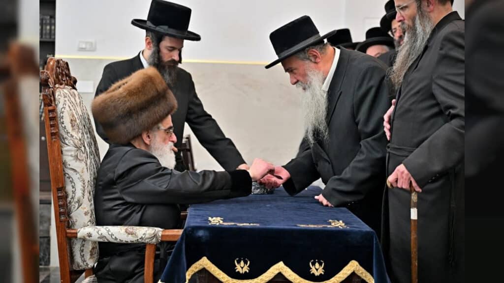 תיעוד ענק: אלפי חסידים בהדלקת נרות בחצר הקודש ויז'ניץ