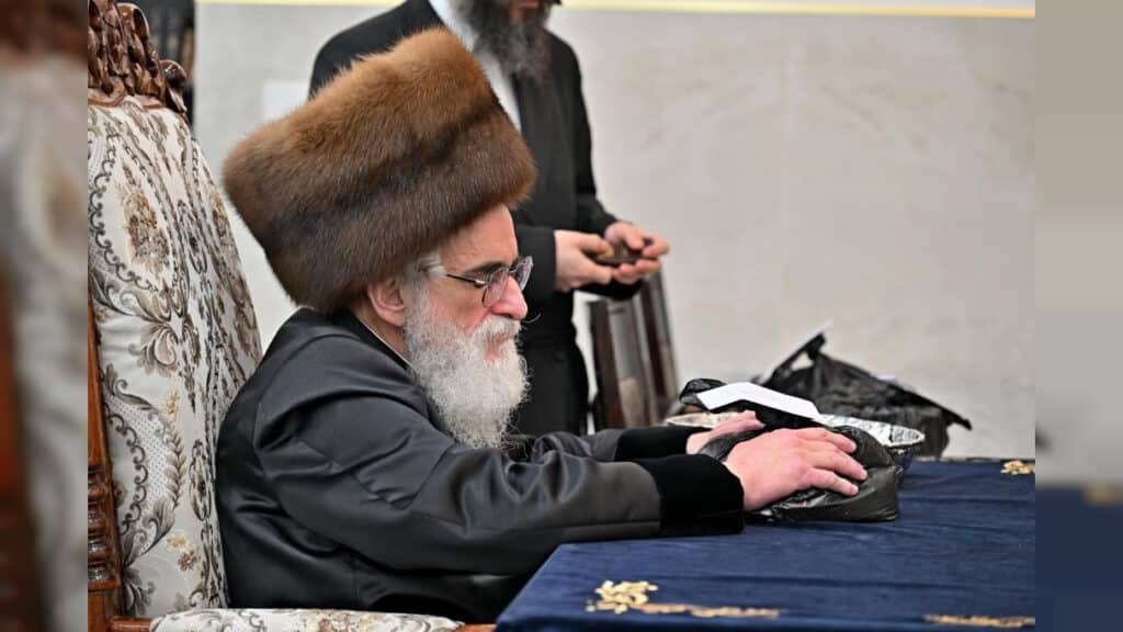 תיעוד ענק: אלפי חסידים בהדלקת נרות בחצר הקודש ויז'ניץ