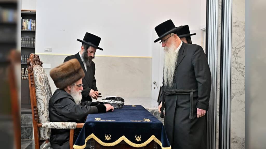 תיעוד ענק: אלפי חסידים בהדלקת נרות בחצר הקודש ויז'ניץ