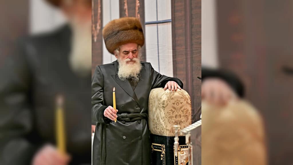 תיעוד ענק: אלפי חסידים בהדלקת נרות בחצר הקודש ויז'ניץ