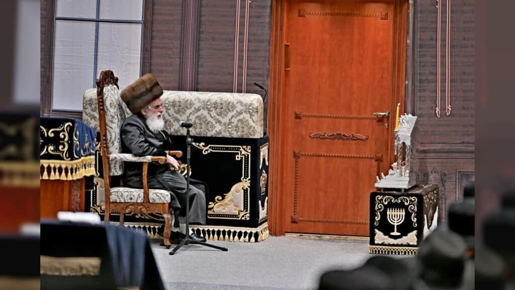 תיעוד ענק: אלפי חסידים בהדלקת נרות בחצר הקודש ויז'ניץ