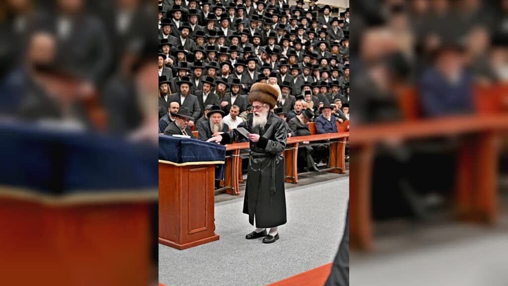 תיעוד ענק: אלפי חסידים בהדלקת נרות בחצר הקודש ויז'ניץ