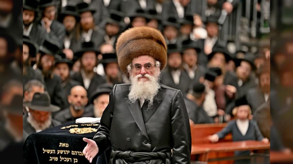 תיעוד ענק: אלפי חסידים בהדלקת נרות בחצר הקודש ויז'ניץ