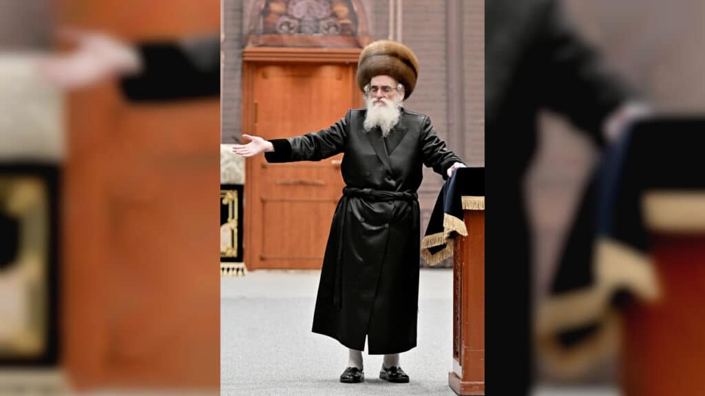 תיעוד ענק: אלפי חסידים בהדלקת נרות בחצר הקודש ויז'ניץ