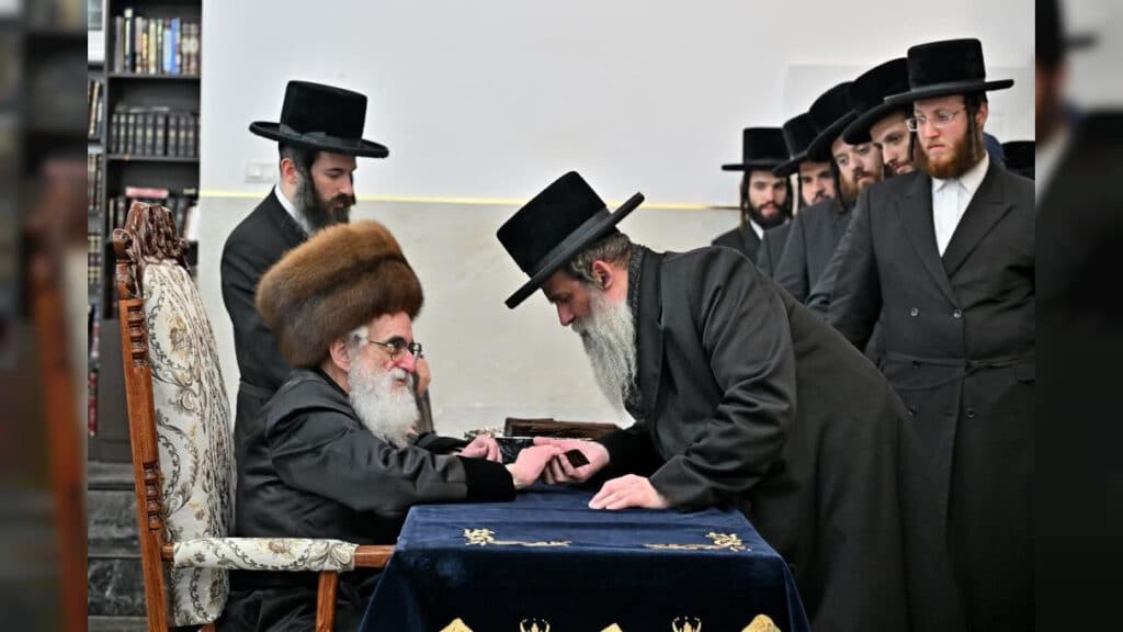 תיעוד ענק: אלפי חסידים בהדלקת נרות בחצר הקודש ויז'ניץ