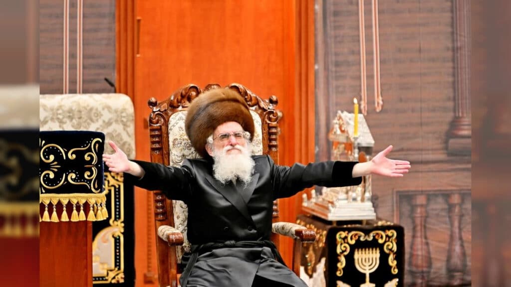 תיעוד ענק: אלפי חסידים בהדלקת נרות בחצר הקודש ויז'ניץ