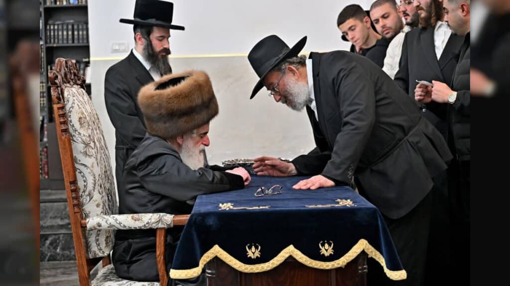 תיעוד ענק: אלפי חסידים בהדלקת נרות בחצר הקודש ויז'ניץ