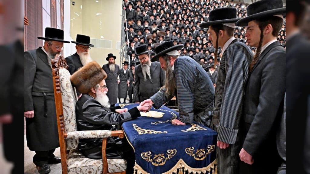 תיעוד ענק: אלפי חסידים בהדלקת נרות בחצר הקודש ויז'ניץ