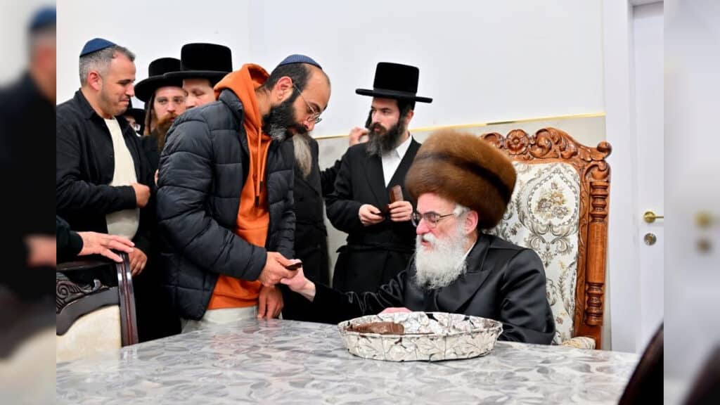 תיעוד ענק: אלפי חסידים בהדלקת נרות בחצר הקודש ויז'ניץ