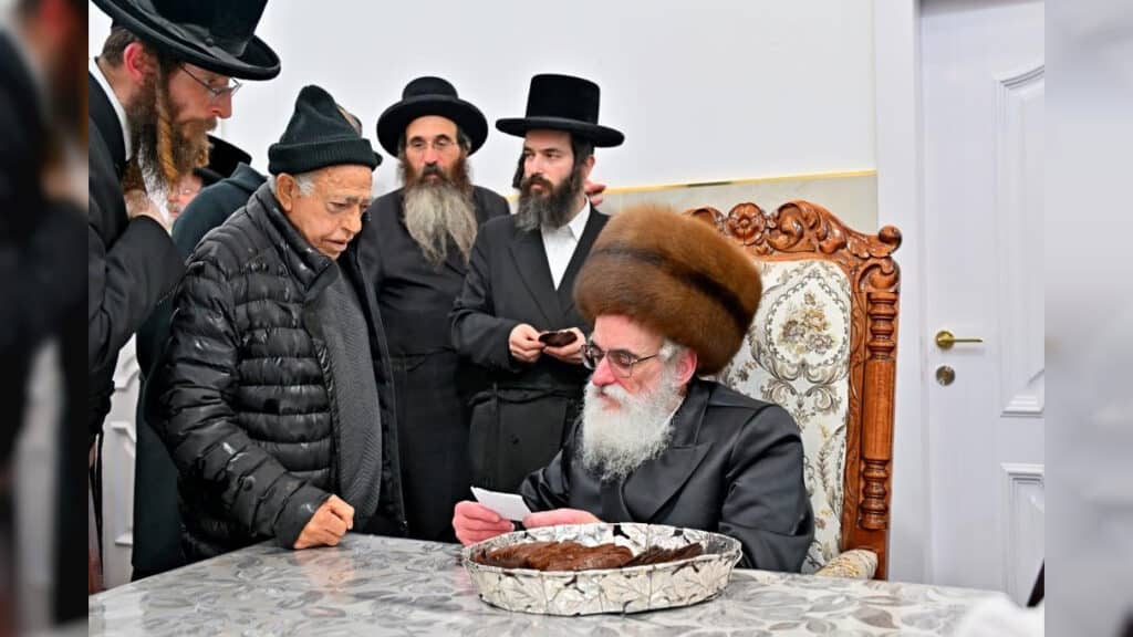 תיעוד ענק: אלפי חסידים בהדלקת נרות בחצר הקודש ויז'ניץ