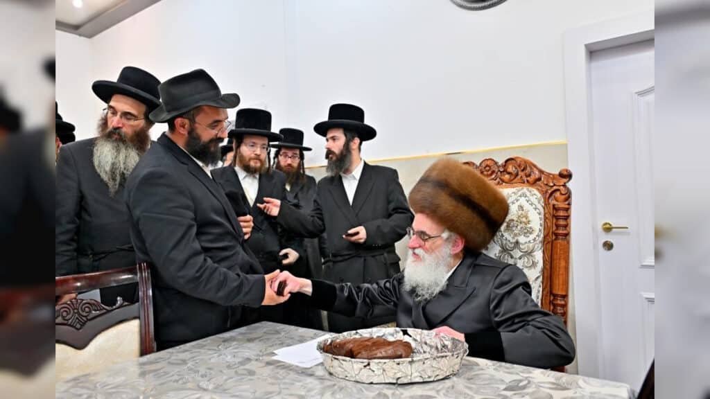 תיעוד ענק: אלפי חסידים בהדלקת נרות בחצר הקודש ויז'ניץ