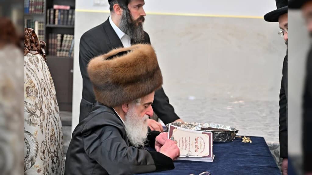 תיעוד ענק: אלפי חסידים בהדלקת נרות בחצר הקודש ויז'ניץ