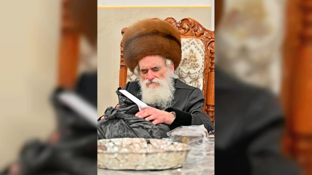 תיעוד ענק: אלפי חסידים בהדלקת נרות בחצר הקודש ויז'ניץ