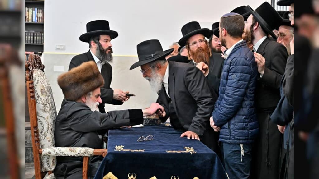 תיעוד ענק: אלפי חסידים בהדלקת נרות בחצר הקודש ויז'ניץ