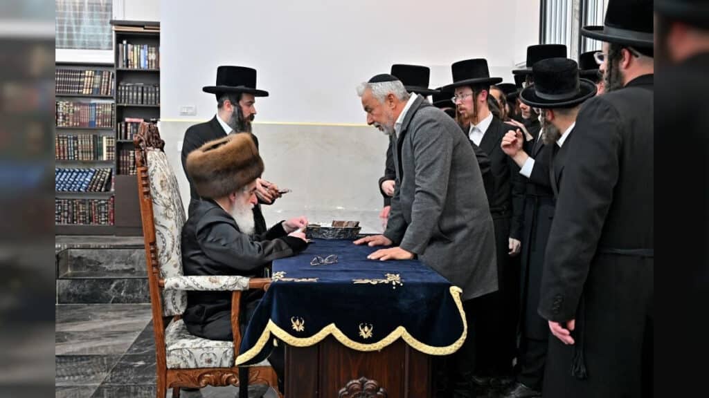 תיעוד ענק: אלפי חסידים בהדלקת נרות בחצר הקודש ויז'ניץ