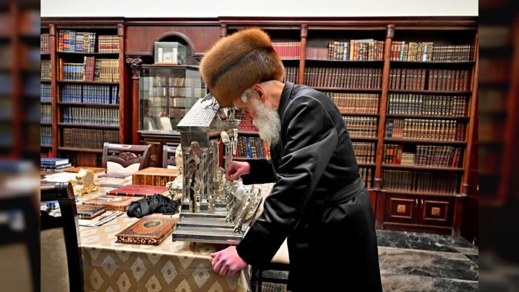 תיעוד ענק: אלפי חסידים בהדלקת נרות בחצר הקודש ויז'ניץ